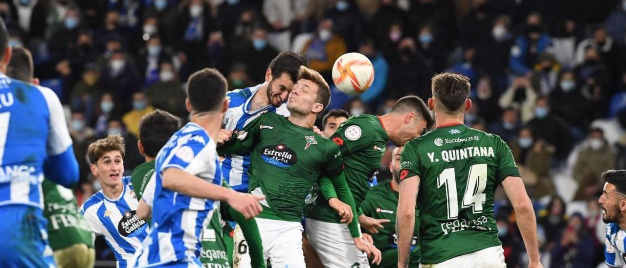 Lapeña intenta rematar de cabeza entre varios jugadores del Racing de Ferrol en el partido en Riazor. |  // CARLOS PARDELLAS