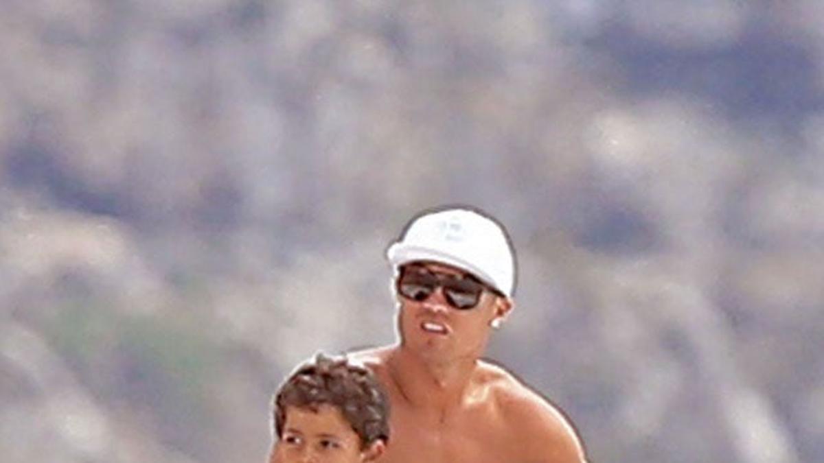 Cristiano Ronaldo y su hijo, en la cubierta del barco