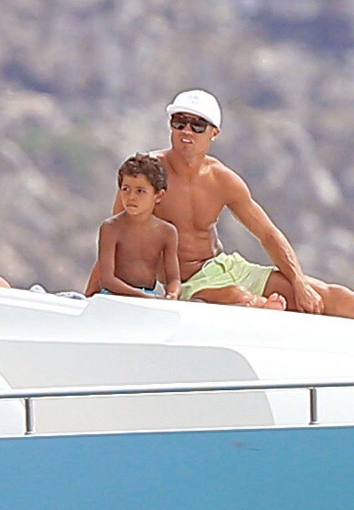 Cristiano Ronaldo y su hijo, en la cubierta del barco