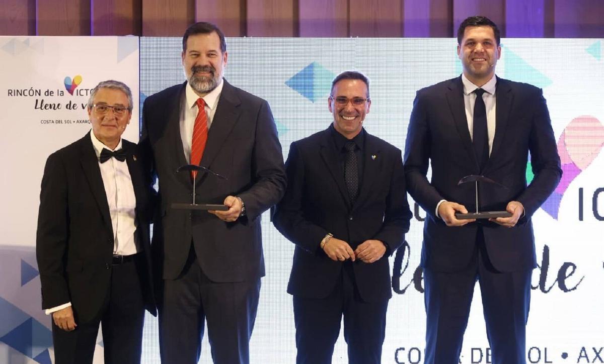 El alcalde de  Rincón, Francisco Salado, y el  edil  Antonio José Martín entregaron el premio a  los hermanos Reyes