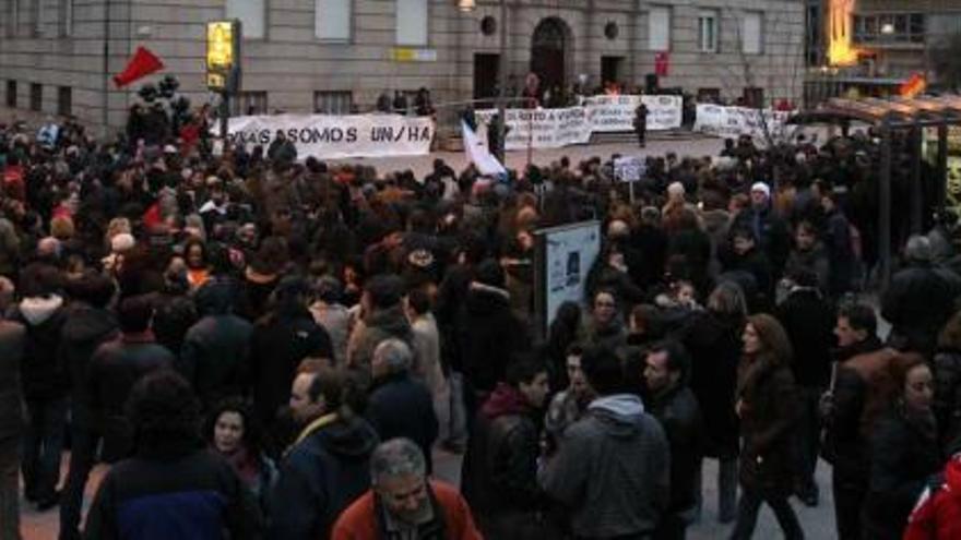 Centenares de personas se concentraron frente a la Subdelegación tras recorrer la calle Paseo desde la Praza Maior.  // Jesús Regal