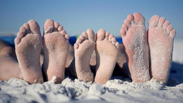 Caminar descalzo en casa, beneficioso para los pies