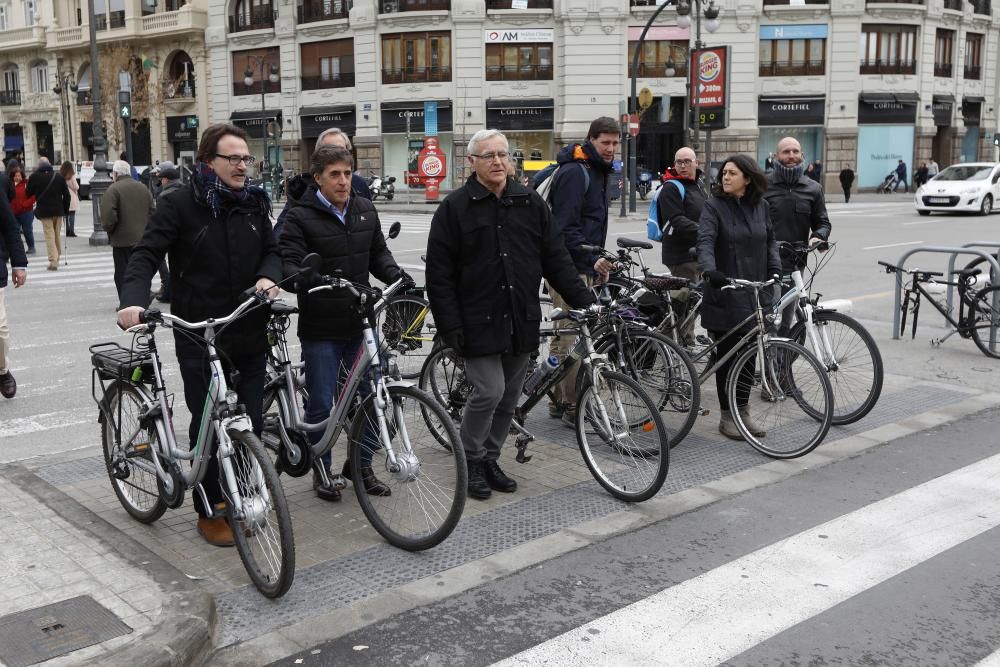 Perico Delgado pasea por el carril bici con Ribó y Grezzi