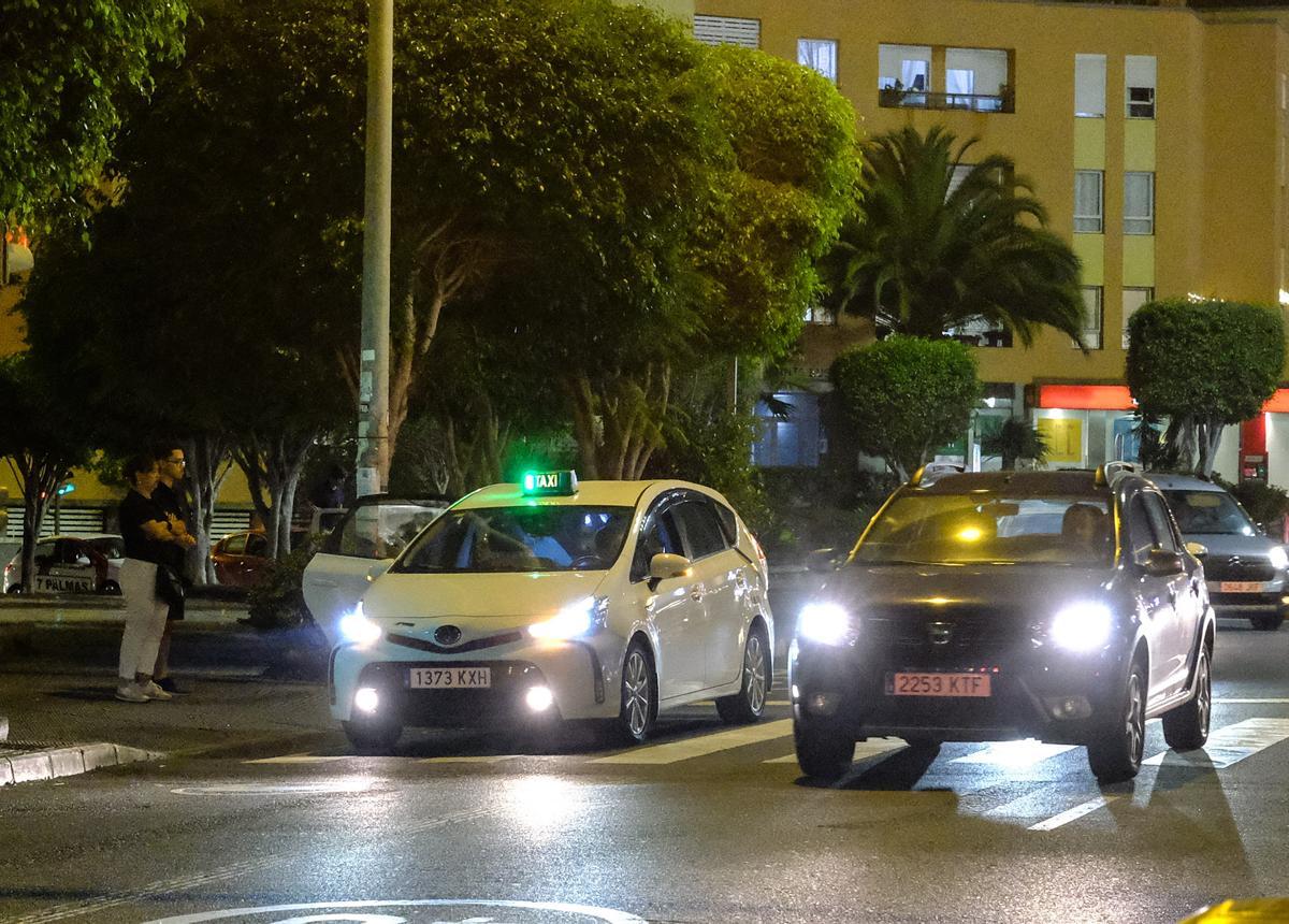 Un taxi recoge a usuarios de noche en una calle de la capital grancanaria.