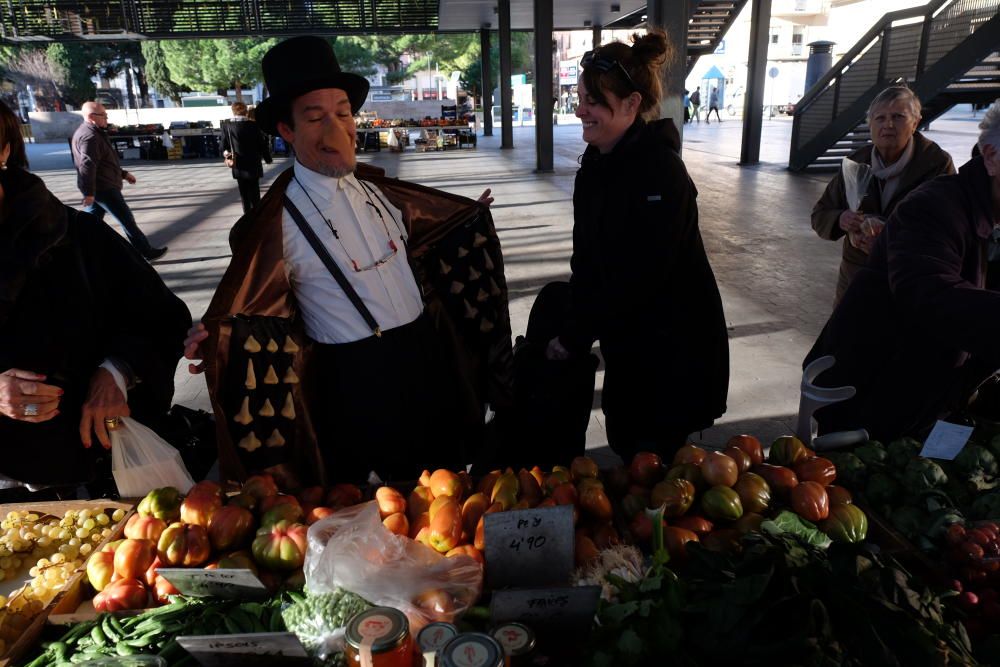 L'home dels nassos es passeja per Figueres