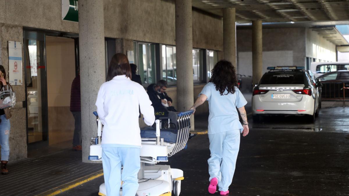 Sanitarios, a las puertas del servicio de urgencias.