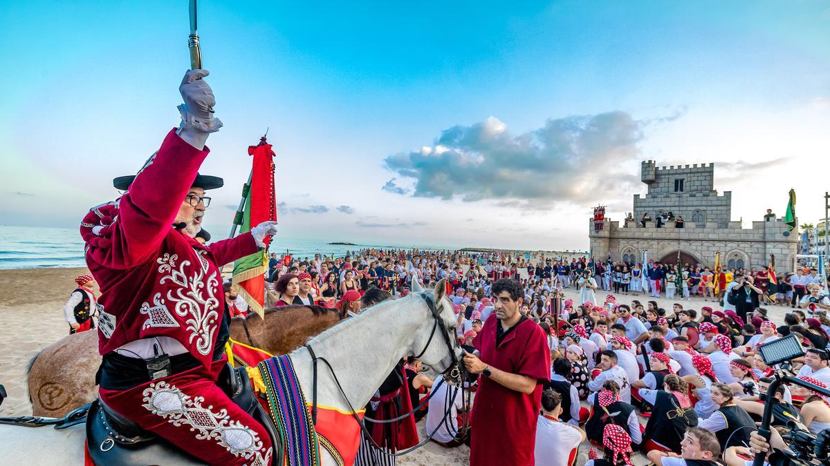 Fiestas de La Vila. Así ha sido el Alijo y la Embajada Contrabandista en la Playa.