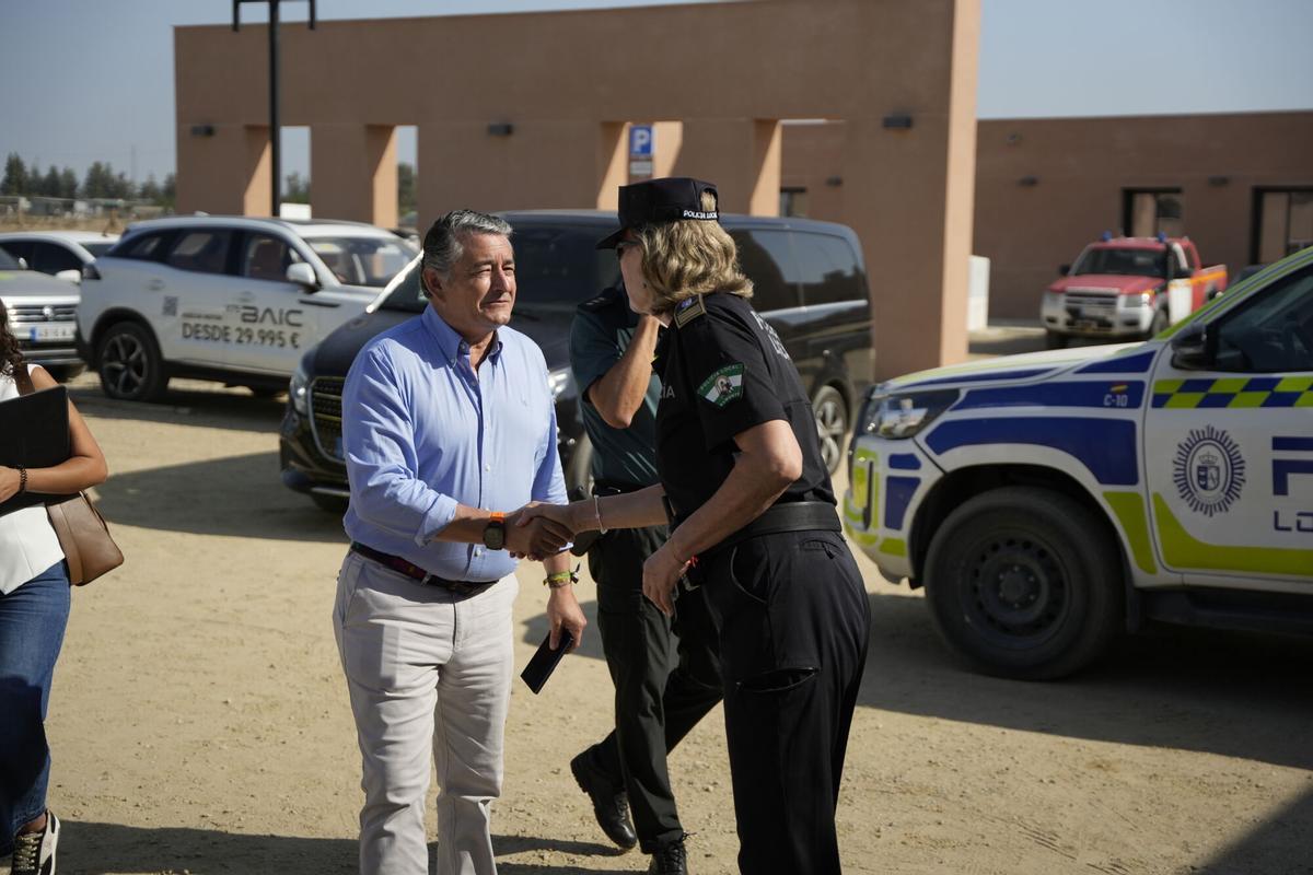 El vicepresidente primero y consejero de Presidencia, Sanidad y Emergencias, Antonio Sanz saluda a agente de la policía durante el acto de presentación, a 18 de agosto de 2026 en Almonte, Huelva (Andalucía, España). El vicepresidente primero y consejero de Presidencia, Sanidad y Emergencias, Antonio Sanz, presenta en Almonte (Huelva) el dispositivo especial del ‘Plan Venida 2026’, diseñado para garantizar la seguridad y la atención de los miles de peregrinos y visitantes durante el traslado de la Virgen del Rocío. La presentación tiene lugar en el Cecopi de El Rocío, desde donde se coordinará el operativo de emergencias. 18 AGOSTO 2026 Joaquín Corchero / Europa Press 18/08/2026. Antonio Sanz;Joaquín Corchero;category_code_new
