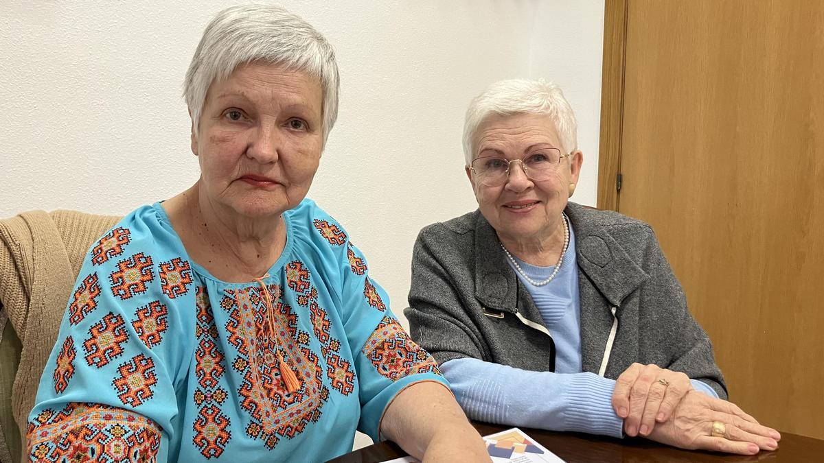 Tetiana Aleksandrova y Tamara Chepez, dos refugiadas ucranianas de 74 y 76 años que viven en una residencia de las Hermanitas de Los Pobres en Barcelona.