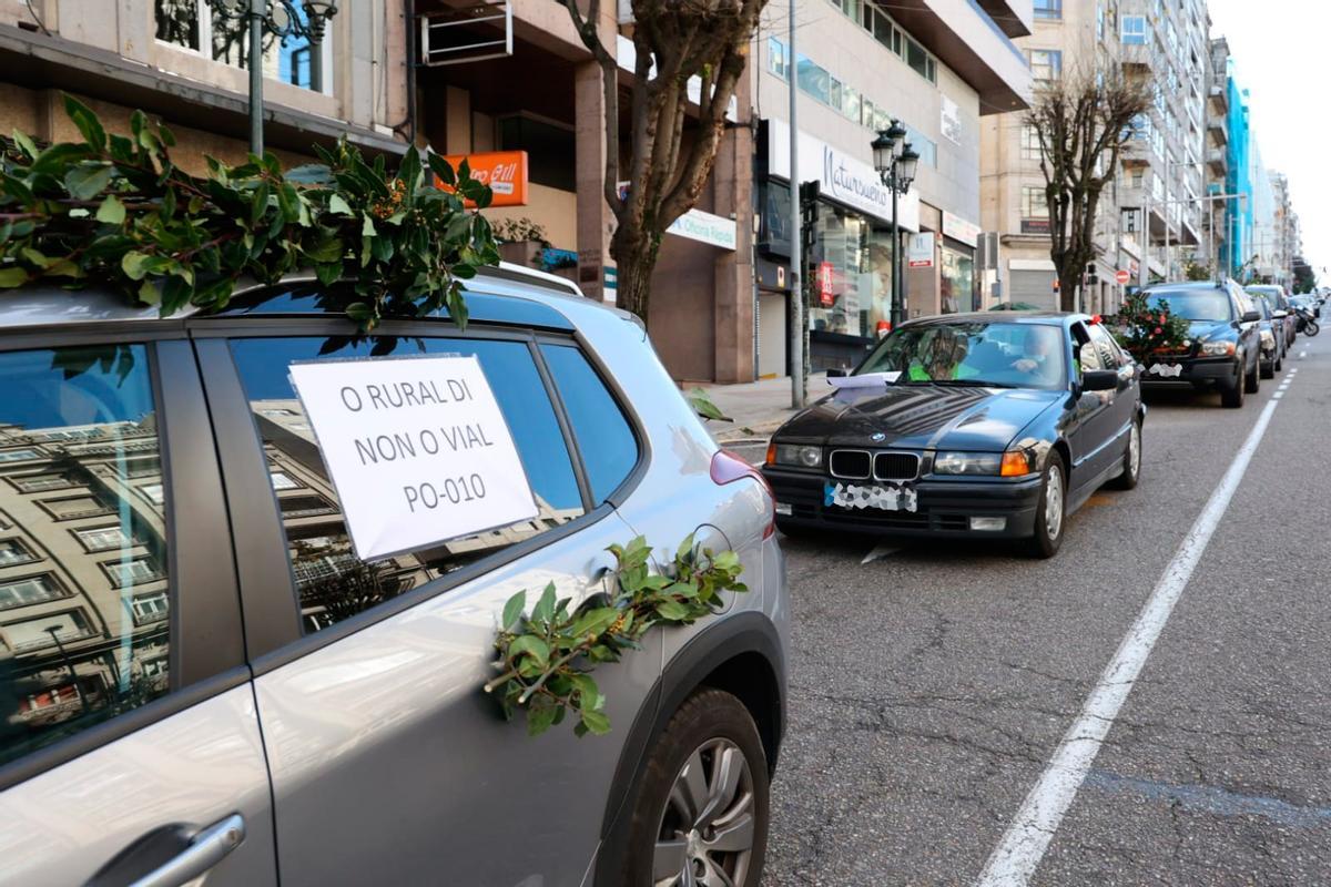 Decenas de coches toman el centro de Vigo para protestar contra el vial de Beade