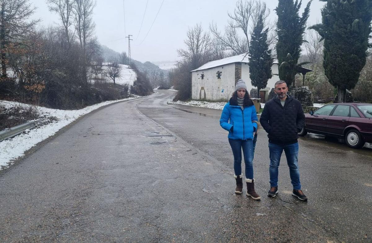 Alicia García, alcaldesa de Páramo del Sil, junto a Borja Martínez, presidente de la junta vecinal de Anllares, en la carretera de Valdeprado, ayer. | F. F.