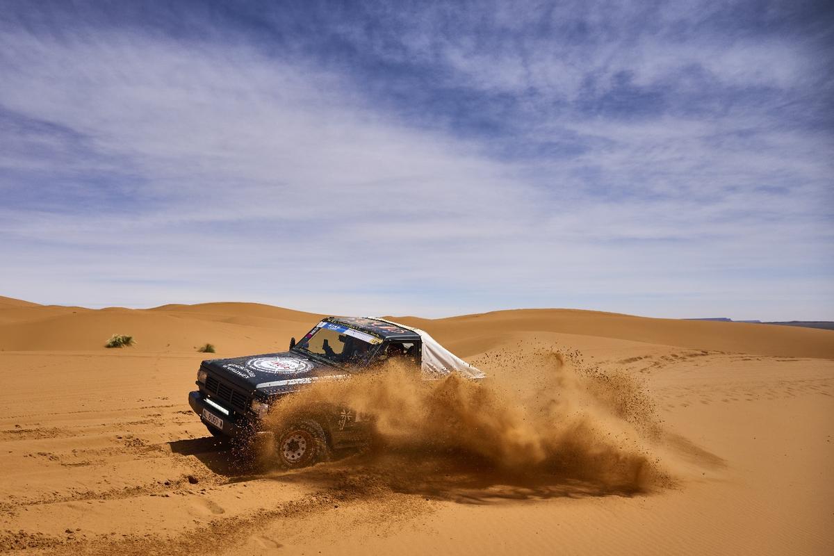 El equipo alicantino en una de las etapas en el desierto del Sahara.