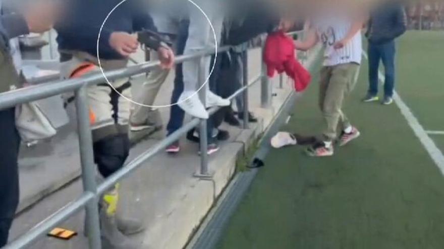 Una mujer saca un arma de fuego en un partido de fútbol infantil en Alcobendas