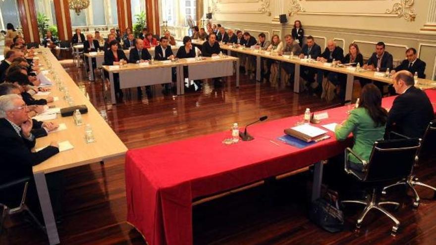 Instante de la reunión que mantuvieron ayer en la Diputación más de 40 alcaldes de la provincia. // R.V.