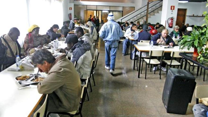 Un grupo de transeúntes en un comedor social de Palma.