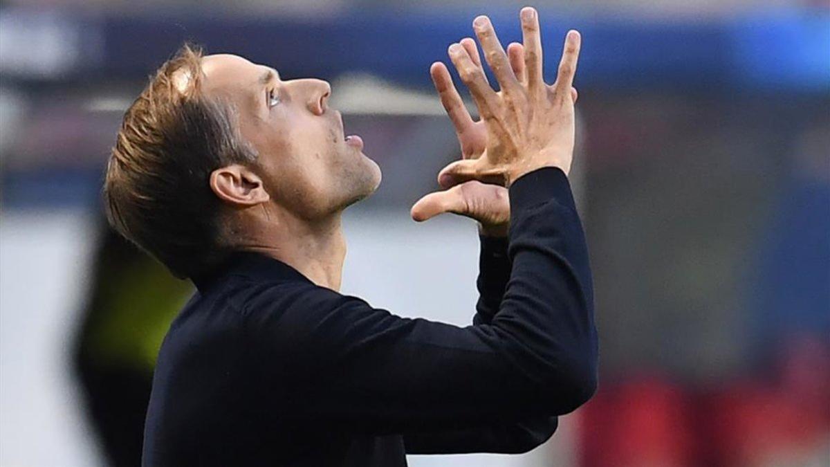 Tuchel levanta los brazos al cielo tras lograr el gol que daba el pase a semis