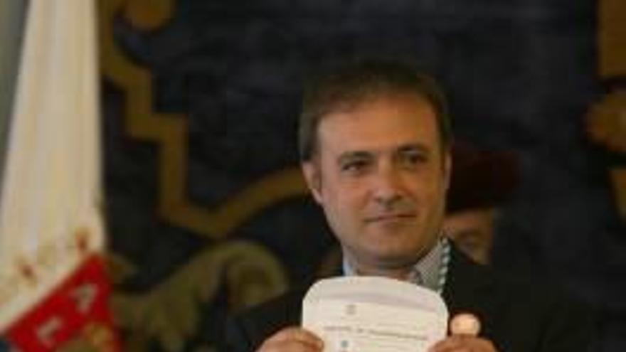 Bellido muestra su voto a favor de Echávarri, en junio de 2015.