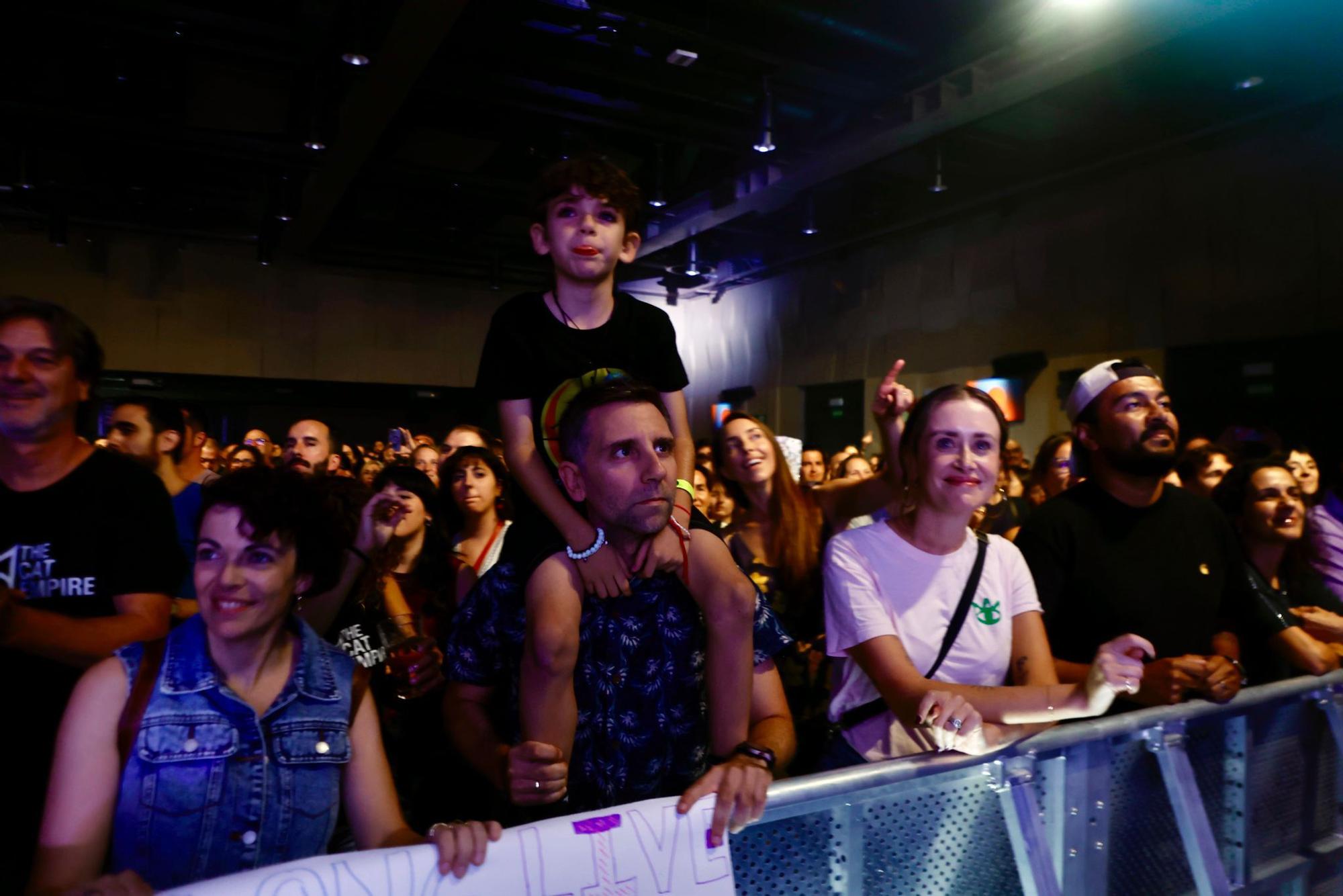 El auditorio del Roig Arena abre sus puertas con el universo de The Cat Empire