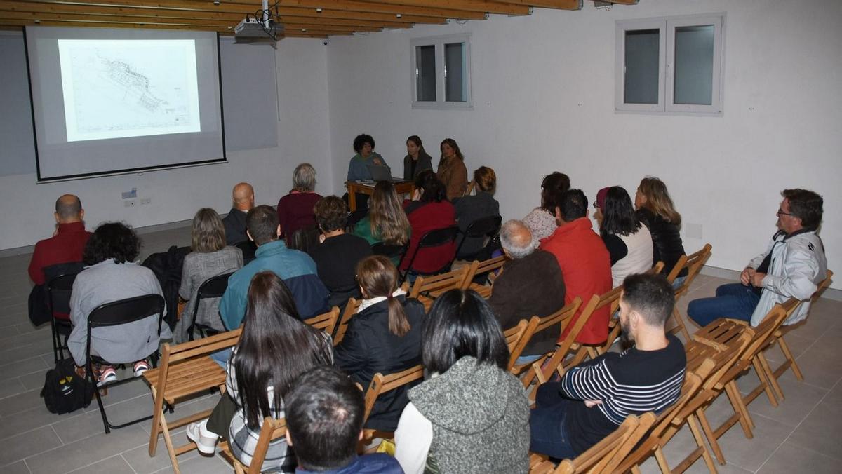 Imagen de una de las reuniones mantenidas en Caleta de Famara y Caleta de Sebo.