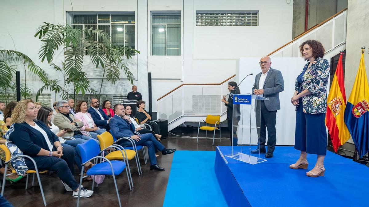 A la izquierda el presidente del Cabildo de Gran Canaria, Antonio Morales junto a la consejera de Igualdad, Sara Ramírez.