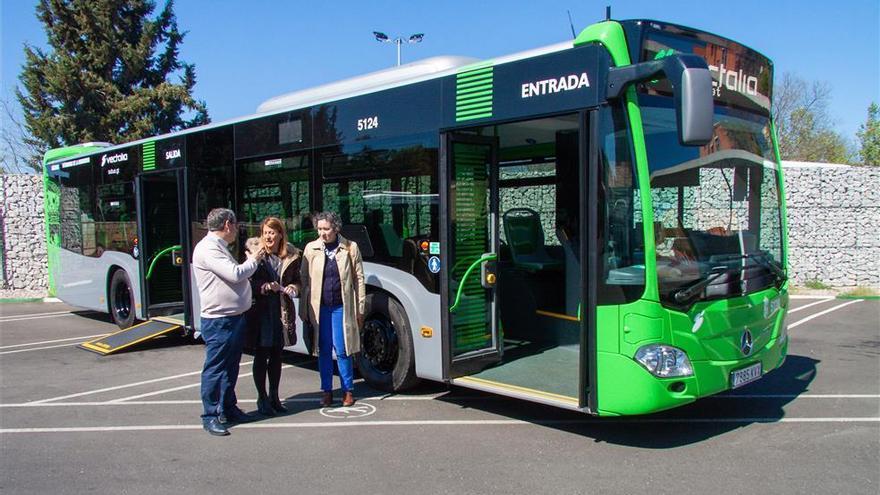 Cáceres pone en servicio su primer autobús urbano híbrido