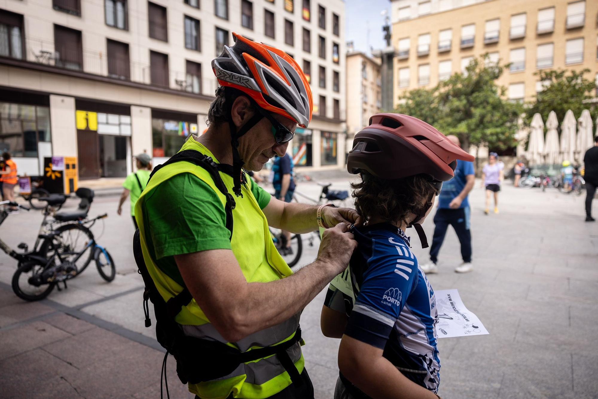 En imágenes | La tradicional bicicletada escolar toma las calles de Zaragoza este domingo