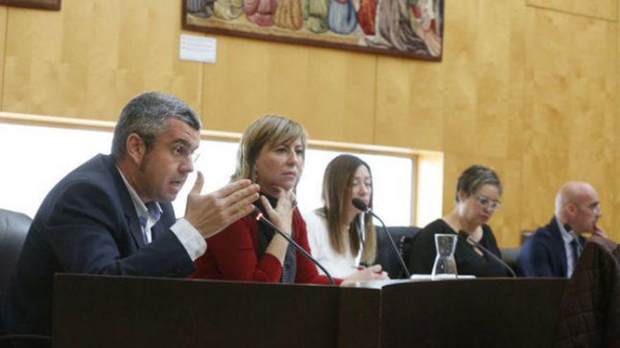 La nueva ubicación de Leopoldo Bernabeu en el pleno, junto a Gema Amor