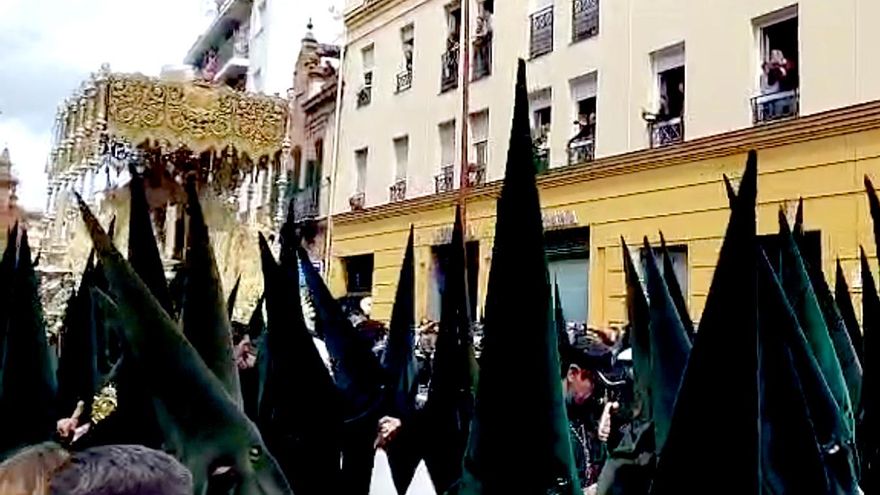VÍDEO | La Esperanza de Triana avanza por San Jacinto con sus nazarenos en fila de cuatro