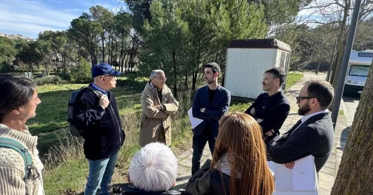 Visita als terrenys on Incasòl construir tres blocs de pisos.
