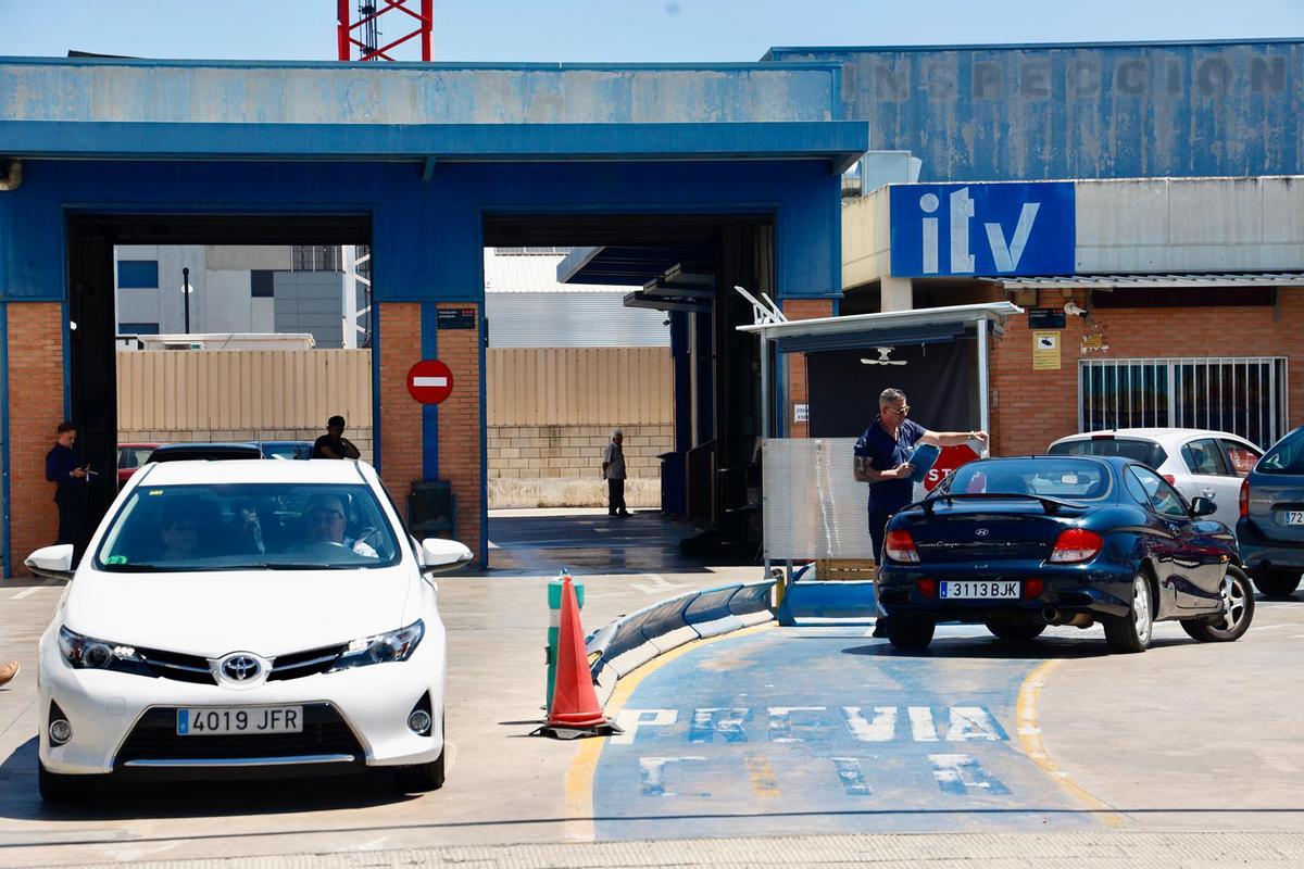 Entrada y salida contínua de coches en la ITV de Vara de Quart de Valencia.