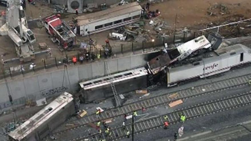 Imagen aérea del estado en que quedaron los vagones del tren siniestro en la curva de A Grandeira, en Angrois. // Efe