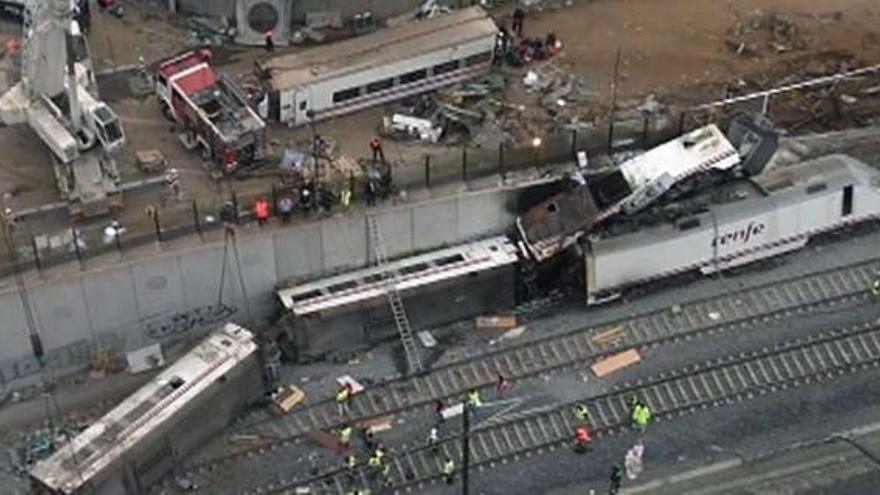 Imagen aérea del estado en que quedaron los vagones del tren siniestro en la curva de A Grandeira, en Angrois.  // Efe