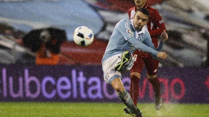 Disparo a puerta de Iago Aspas, con el césped encharcado, ayer ante el Sevilla. // José Lores