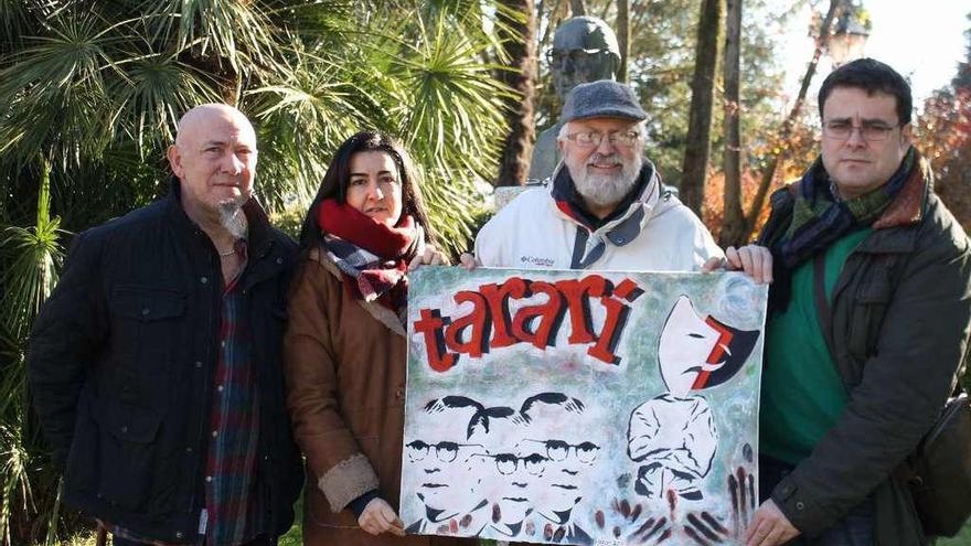 Jorge Estrada y María José Villanueva, del grupo &quot;Teatro Candamo&quot;; Eduardo Blanco, y Gustavo Adolfo Fernández, cronista oficial de Grado, ayer, con el cartel, junto al busto dedicado al escritor en Grado.