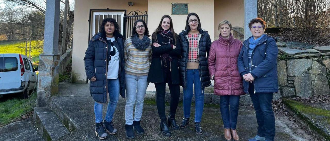 Lucía Varela, de negro, junto a sus compañeras de la directiva de Mulleres Rurais de Toiriz.