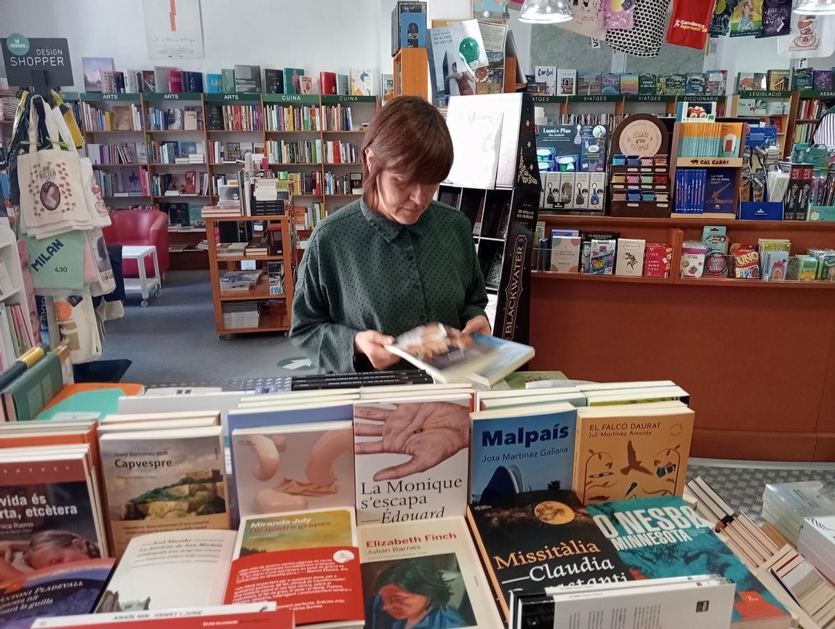 Maria, de Ambra Llibres, en su establecimiento de Gandia
