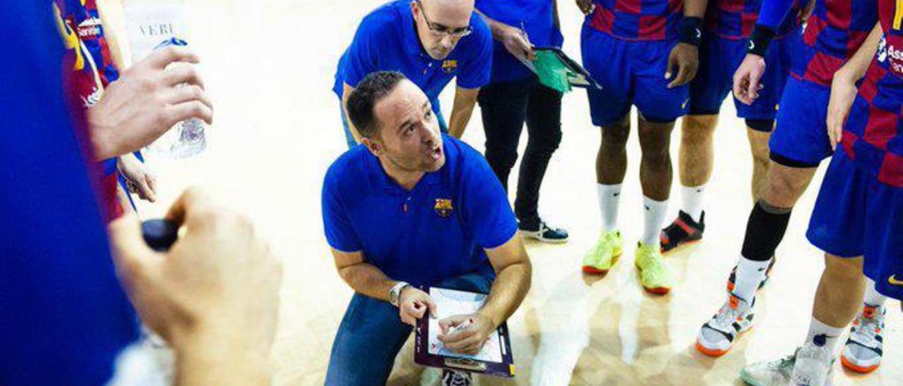 Roi Sánchez da instrucciones durante un partido con el Barcelona.