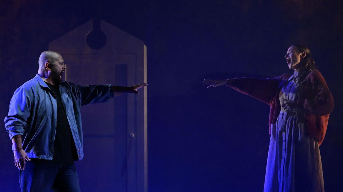 Celso Albelo y Nowakowski, en una de sus primeras escenas.