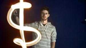 El dibuixant autor de ’Simiocràcia’, Aleix Saló, xerra amb EL PERIÓDICO sobre la situació econòmica i política del país.