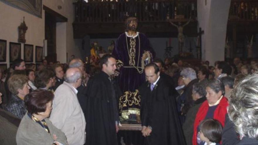 Los toresanos cumplen con la tradición de besar la mano de Nuestro Padre Jesús