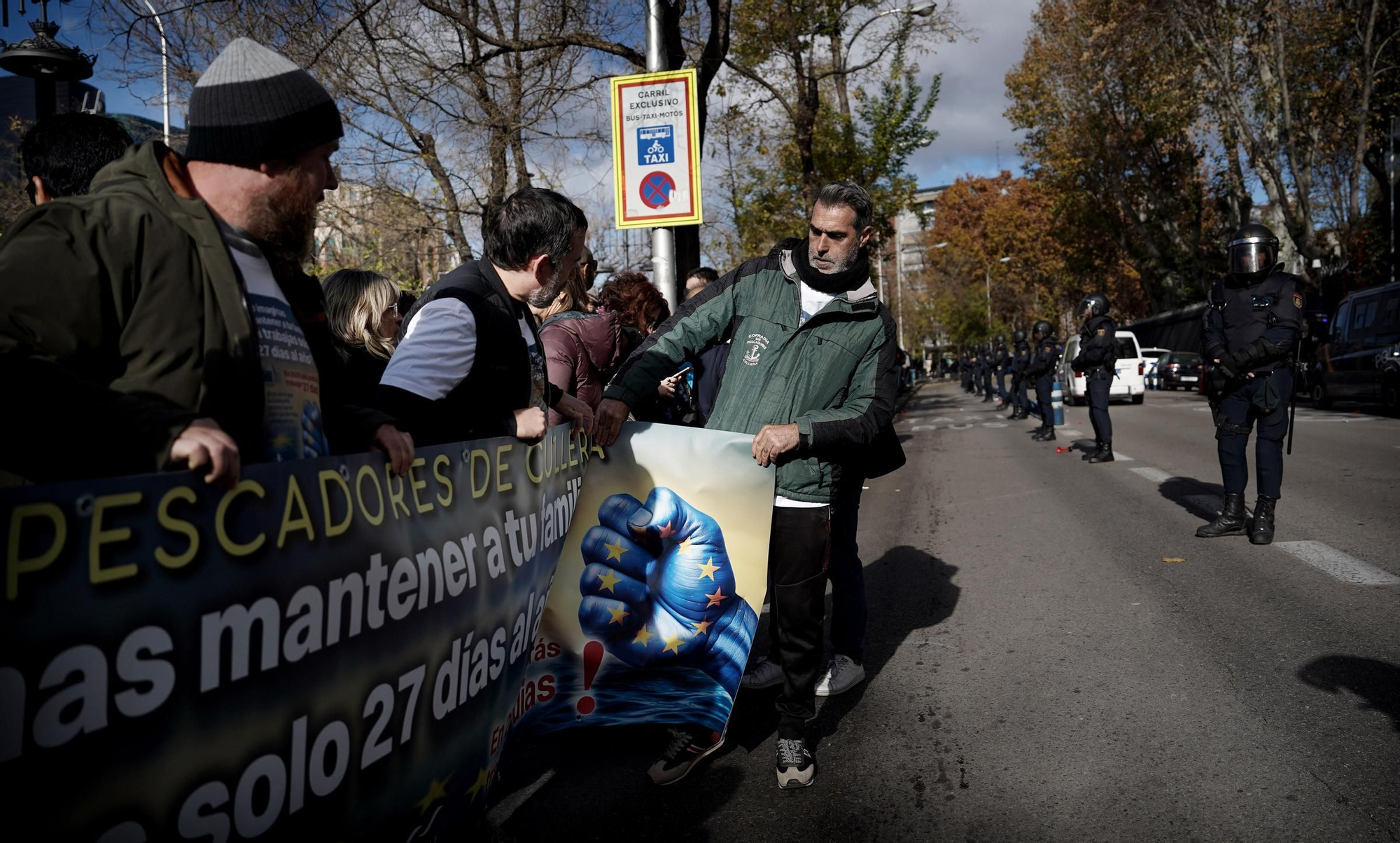 Concentración en Madrid de pescadores contra el recorte de días en el mar de Bruselas.
