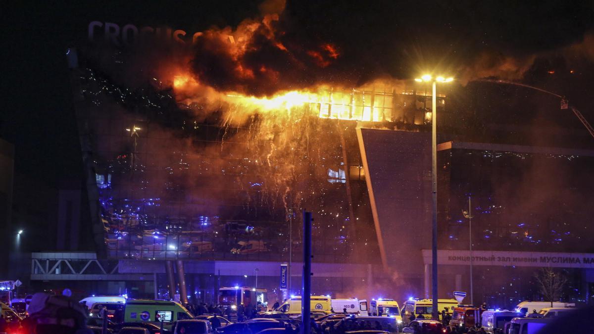 Una imagen del incendio causado durante el atentado contra el Crocus City Hall de Moscú.