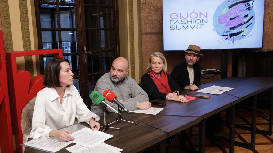 Por la izquierda, Elisa Álvarez, Santos Tejón, Teresa Laso y José Luis Callejo, ayer, en la Casa Paquet de Gijón,  durante la presentación del Gijón Fashion Summit. | Juan Plaza