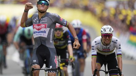 Netherlands Mathieu van der Poel celebrates as he crosses the finish line to win the second stage of the Tour de France cycling race over 209.1 kilometers (129.9 miles) with start in Lauwin-Planque and finish in Boulogne-sur-Mer, France, Sunday, July 6, 2025. Slovenias Tadej Pogacar finished second. (AP Photo/Mosaab Elshamy). EDITORIAL USE ONLY/ONLY ITALY AND SPAIN