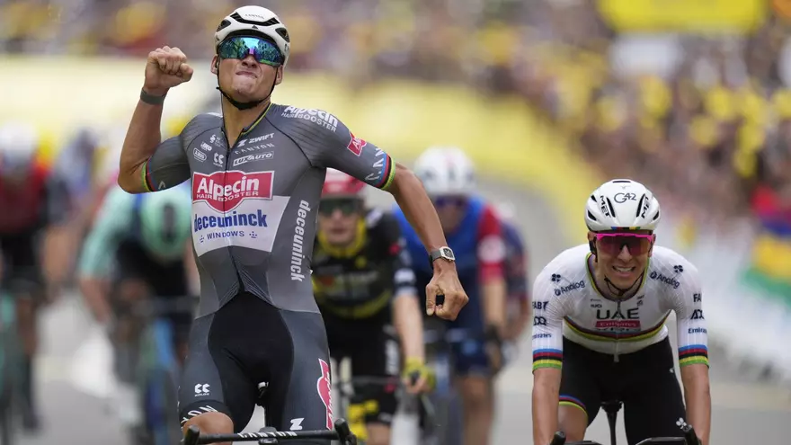 Van der Poel supera a Pogacar y toma el mando del Tour