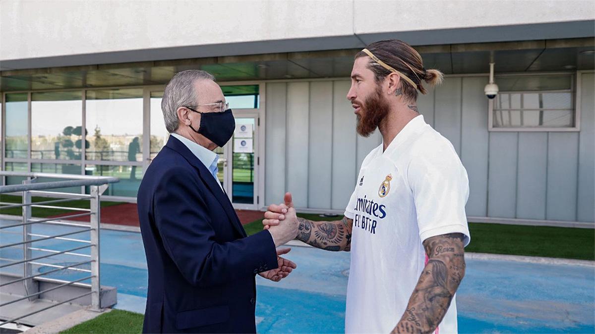 Florentino Pérez y Sergio Ramos se saludan en un entrenamiento del Real Madrid esta temporada