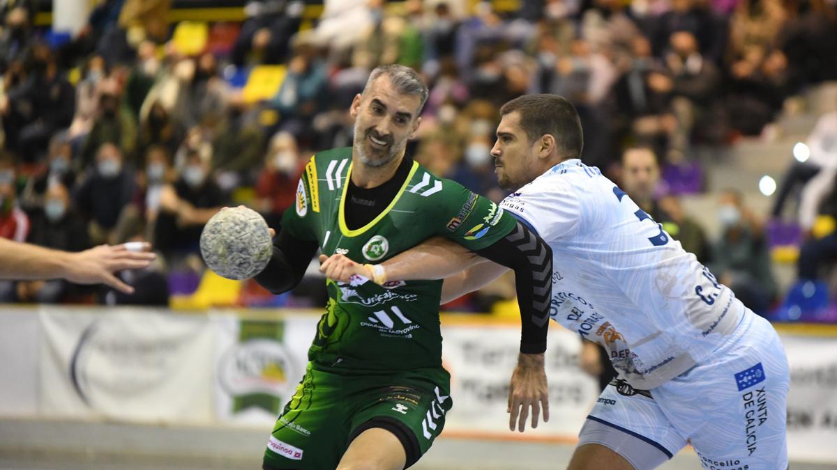 Lance en el juego durante el partido entre Iberoquinoa Antequera y Frigoríficos Morrazo.