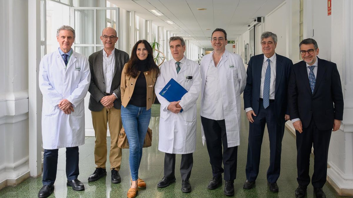 De izquierda a derecha, el doctor Álvaro Urbano; Ignasi Carrasco (director asistencial de CatSalut); Silvia Rovira (paciente); Josep Maria Campistol (director general del Clínic); el inmunólogo Manel Joan; y Josep Maria Coronas y Àngel Font (de La Caixa).
