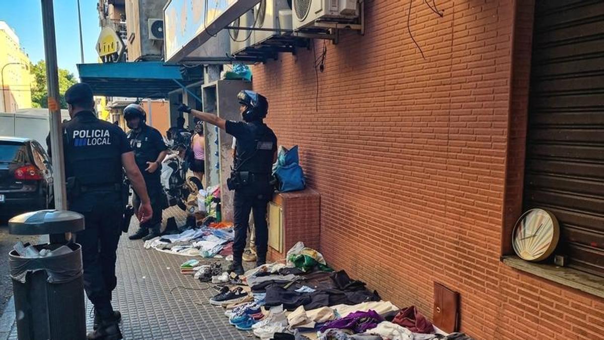 Operativo en Son Gotleu contra la venta ilegal.