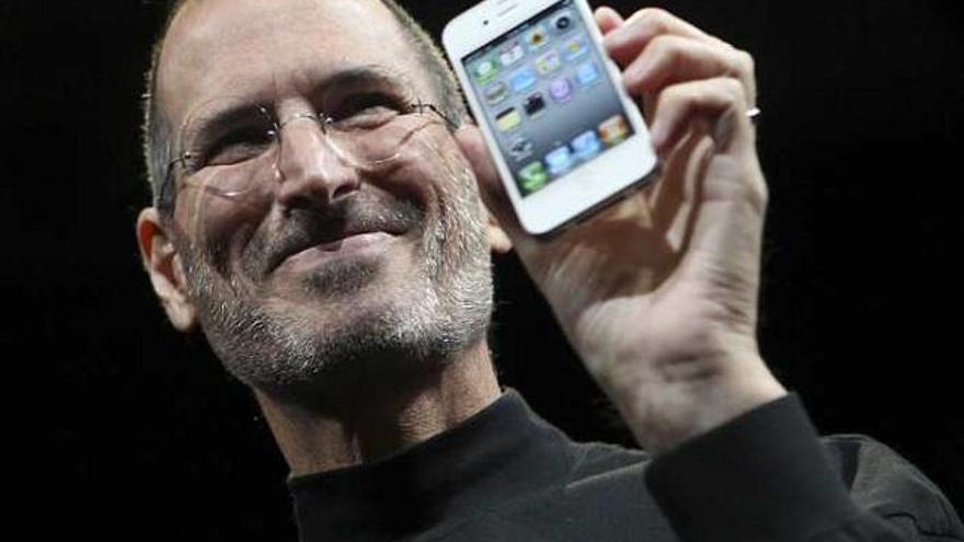 Steve Jobs, ayer, con el nuevo iPhone 4.